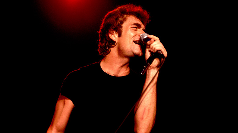 Huey Lewis performing