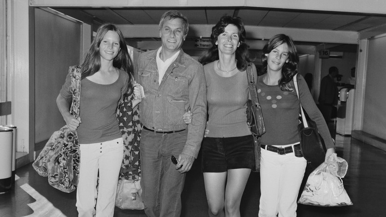 Jamie Lee Curtis with her father, stepmom and sister