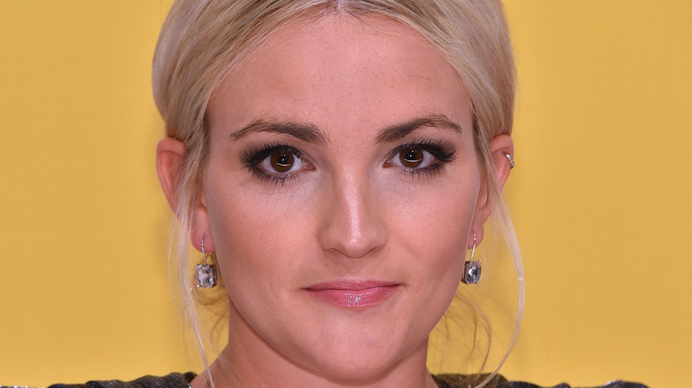 Jamie Lynn Spears smiling with microphone