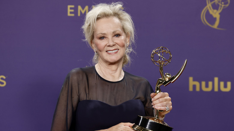 Jean Smart holding Emmy award