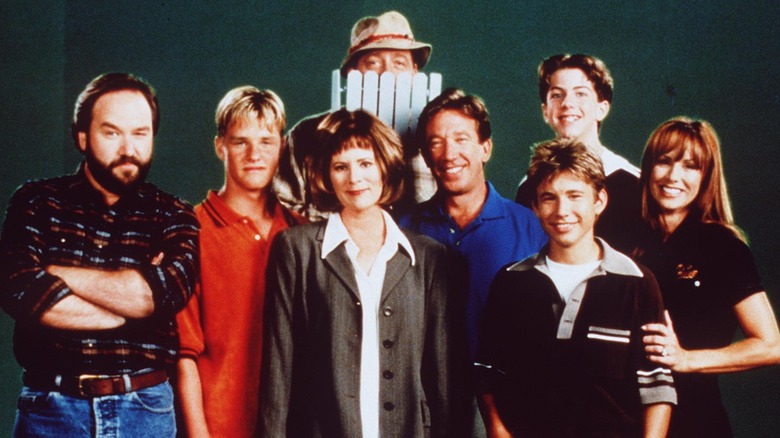 The cast of "Home Improvement" posing for a photo 