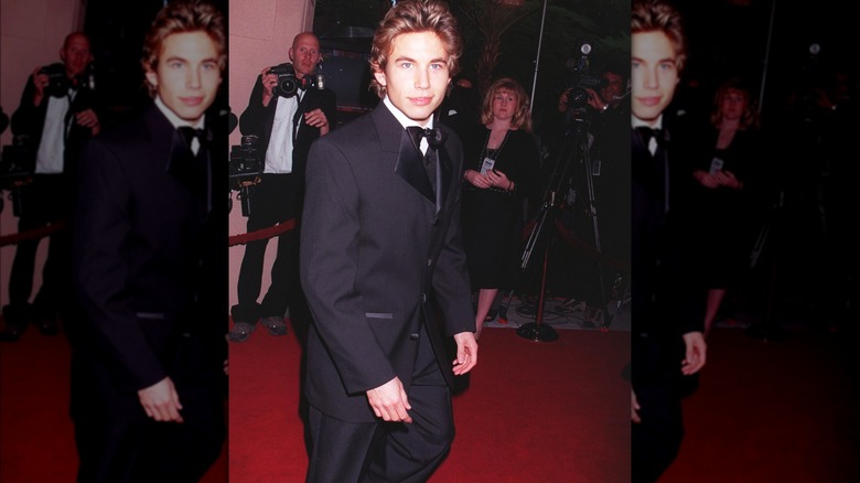 Jonathan Taylor Thomas wearing a tuxedo 