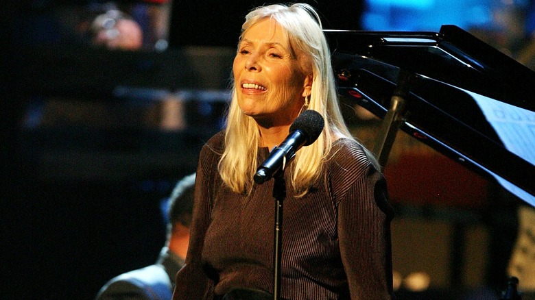 Joni Mitchell performing in 2007