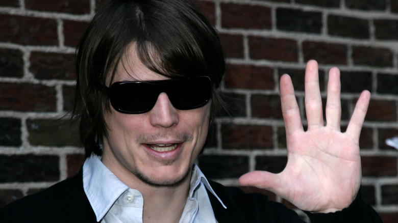 Josh Hartnett waving