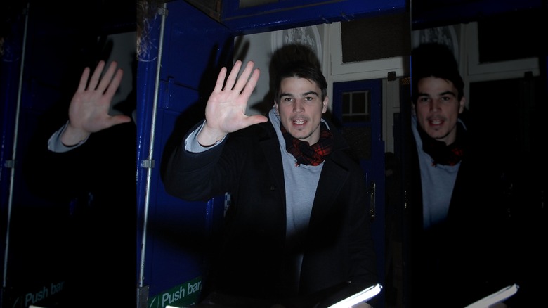 Josh Hartnett raising a hand 