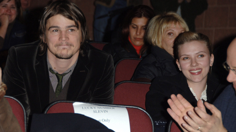 Josh Hartnett and Scarlett Johannson sitting together