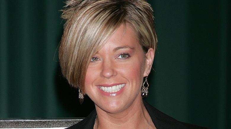 Kate Gosselin smiling against a green background