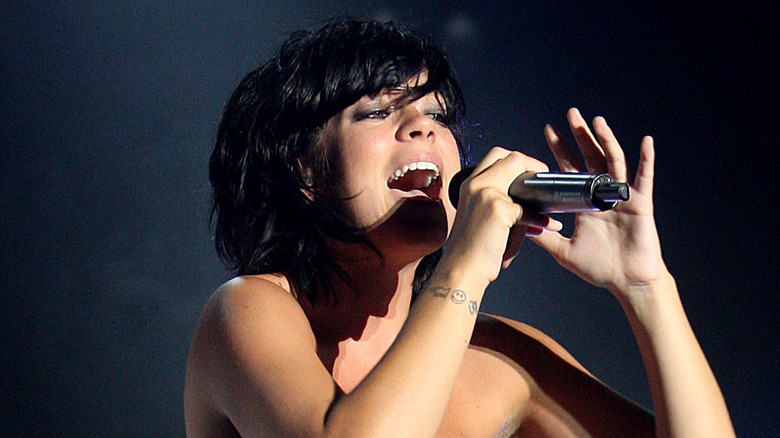 Lily Allen singing in 2010