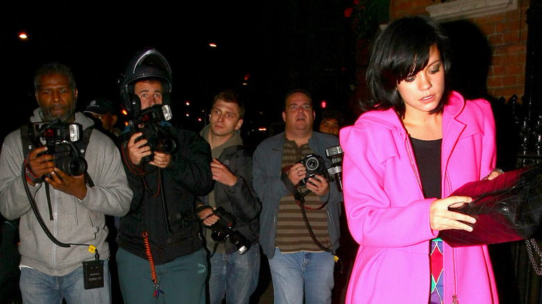 Lily Allen followed by paparazzi