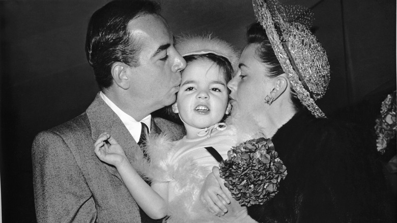 Vincente Minnelli and Judy Garland kissing Liza Minnelli