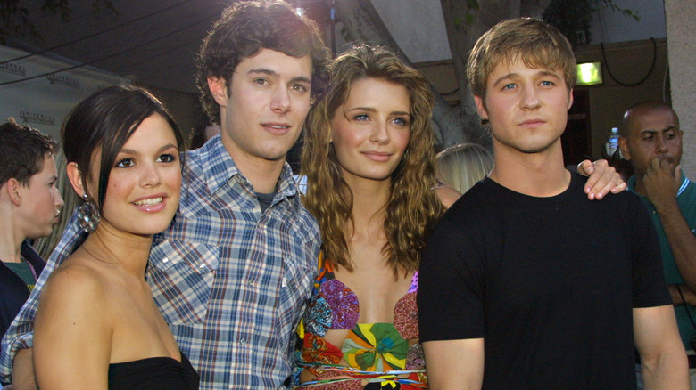 (L-R) Rachel Bilson, Adam Brody, Mischa Barton, and Benjamin McKenzie on the red carpet of the 2003 Teen Choice Awards