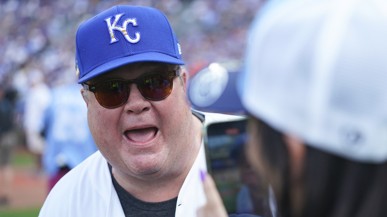 Eric Stonestreet posing for a photo