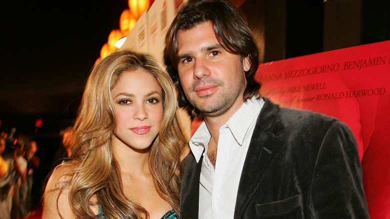 Shakira posing with Antonio de la Rua 