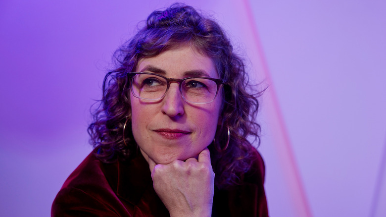 Mayim Bialik posing for photos with chin on hand