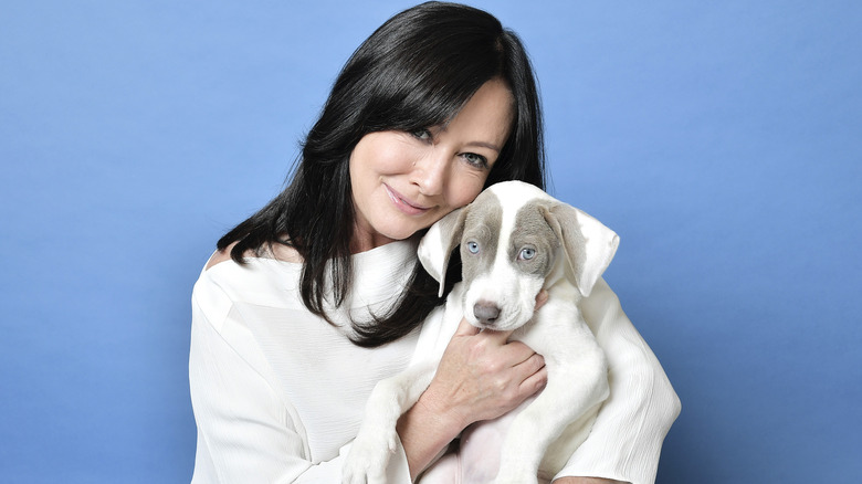 Shannen Doherty holding a dog