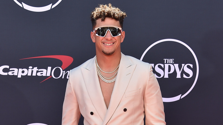 patrick mahomes posing at the espy awards in 2023