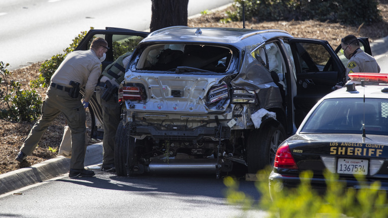 Tiger Woods crashed car with police inspecting