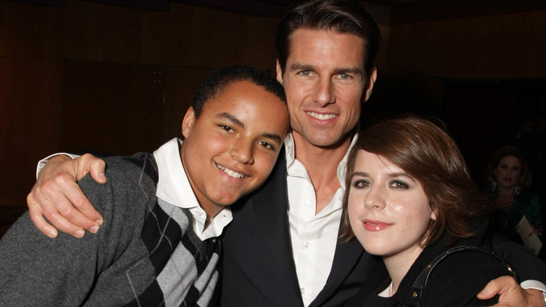 Tom Cruise posing with his kids