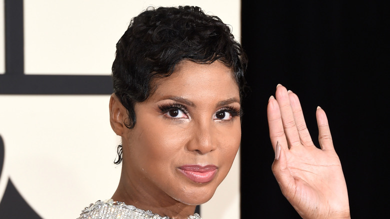 Toni Braxton waving