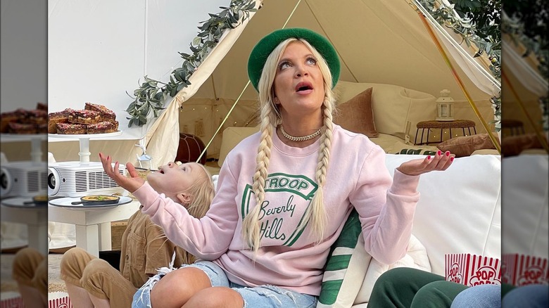 Tori Spelling posing