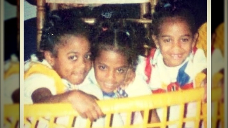 Zoe Saldana with her sisters when they were kids