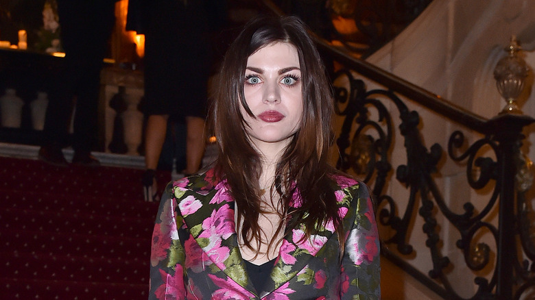 Frances Bean Cobain posing in Paris