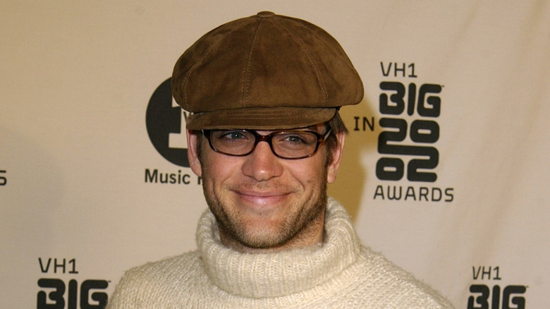 Michael Weatherly wearing a hat and glasses at a 2002 award ceremony