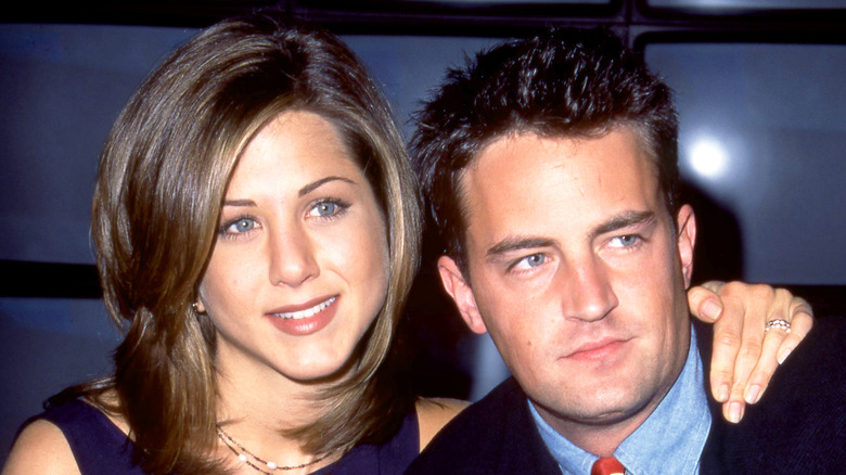 Jennifer Aniston arm around Matthew Perry 