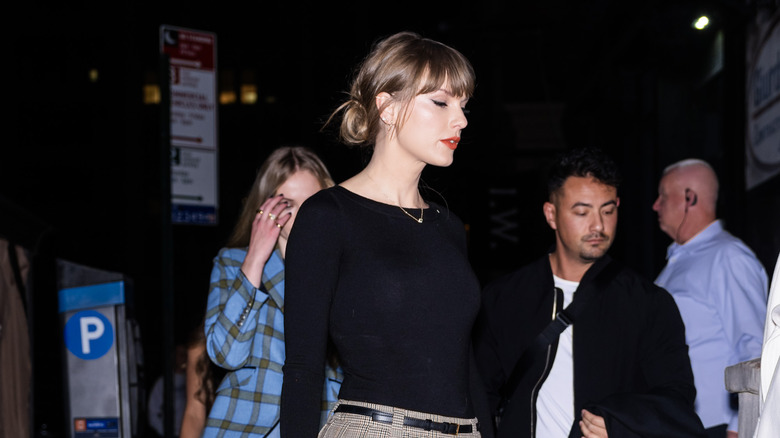 Taylor Swift walking