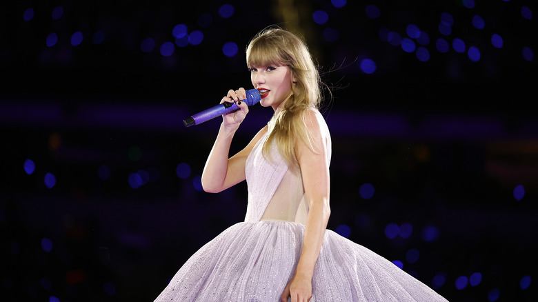 Taylor Swift performing