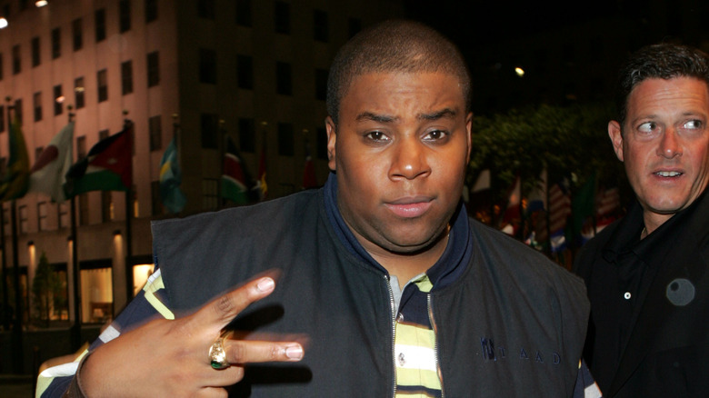 Kenan Thompson flashing a peace sign 