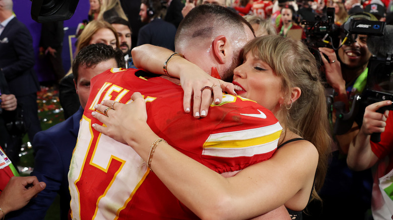 Travis Kelce and Taylor Swift hugging