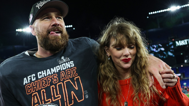 Travis Kelce puts arm around Taylor Swift