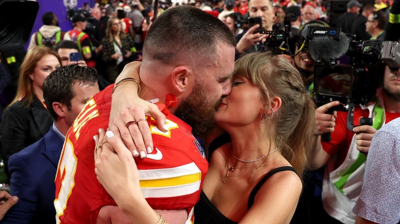 Travis Kelce kissing Taylor Swift