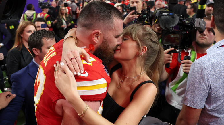 Travis Kelce and Taylor Swift kissing