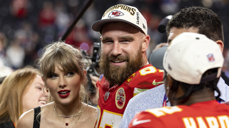 Taylor Swift and Travis Kelce smiling