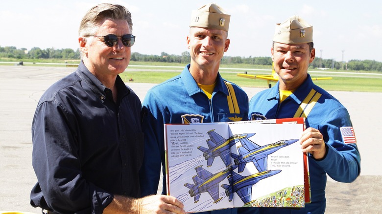 Treat Williams posing with pilots 