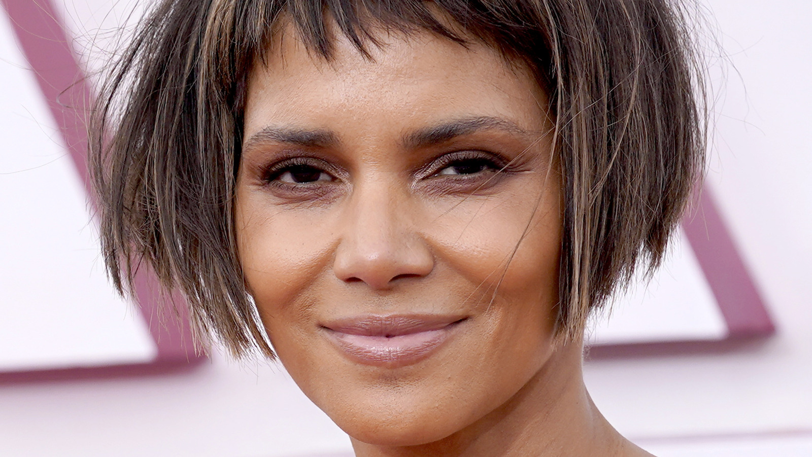 Twitter Is Roasting Halle Berry S Oscars Hairstyle