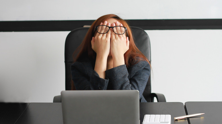 woman burnt out at desk 