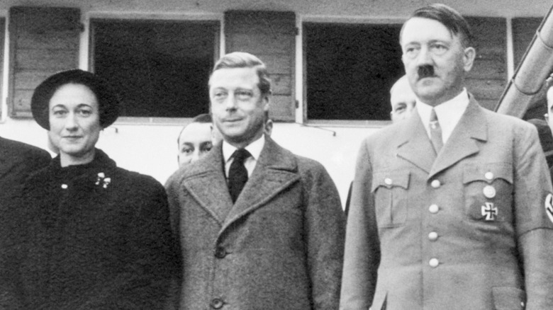 Edward VIII posing with Adolf Hitler and Wallis Simpson 