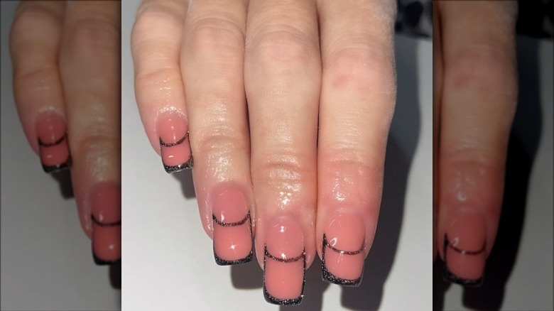 Glitter and black lines on the nail tip