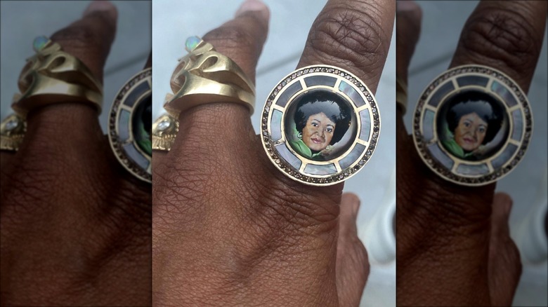 Usher wearing his portrait ring 