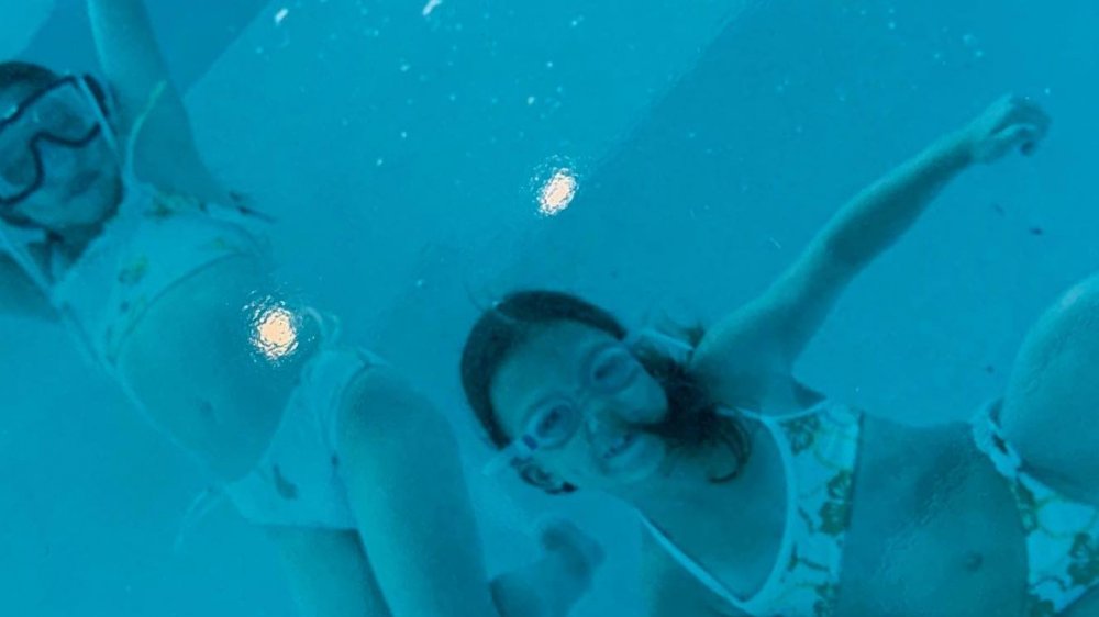 Vera Wang's daughters under water