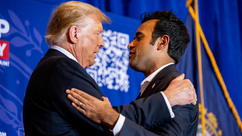 Donald Trump and Vivek Ramaswamy holding shoulders