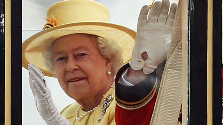 Queen Elizabeth with hole in her glove