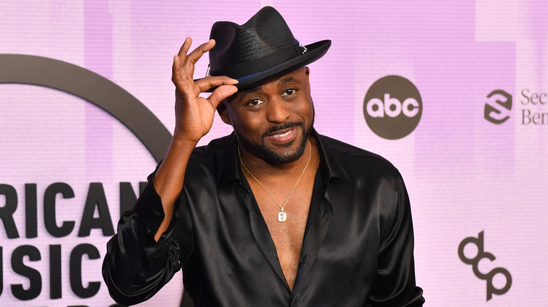 Wayne Brady tips hat at American Music Awards