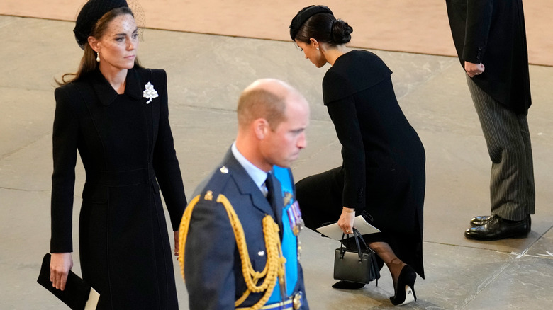 Meghan Markle curtsy at Queen Elizabeth casket 