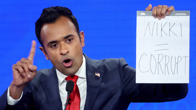 Vivek Ramaswamy holds up sign that says "nikki = corrupt" at GOP debate