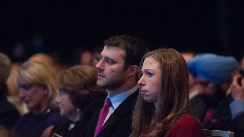 Chelsea Clinton and Marc Mezvinsky sitting