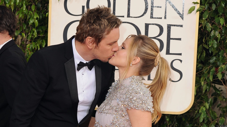 Dax Shepard and Kristen Bell kissing at the 2013 Golden Globes